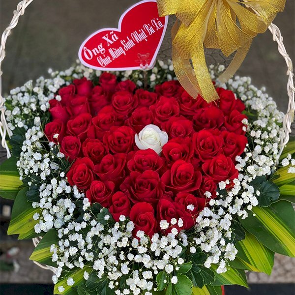 Hình ảnh giỏ hoa hồng đỏ với dòng chữ "Ông xã chúc mừng sinh nhật Bà xã"