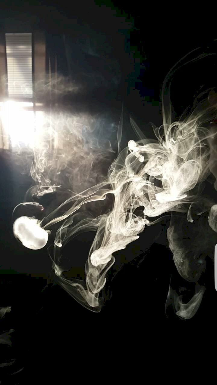 Hình ảnh những làn khói trắng phảng phất bên ánh nắng trên nền đen rất nghệ thuật