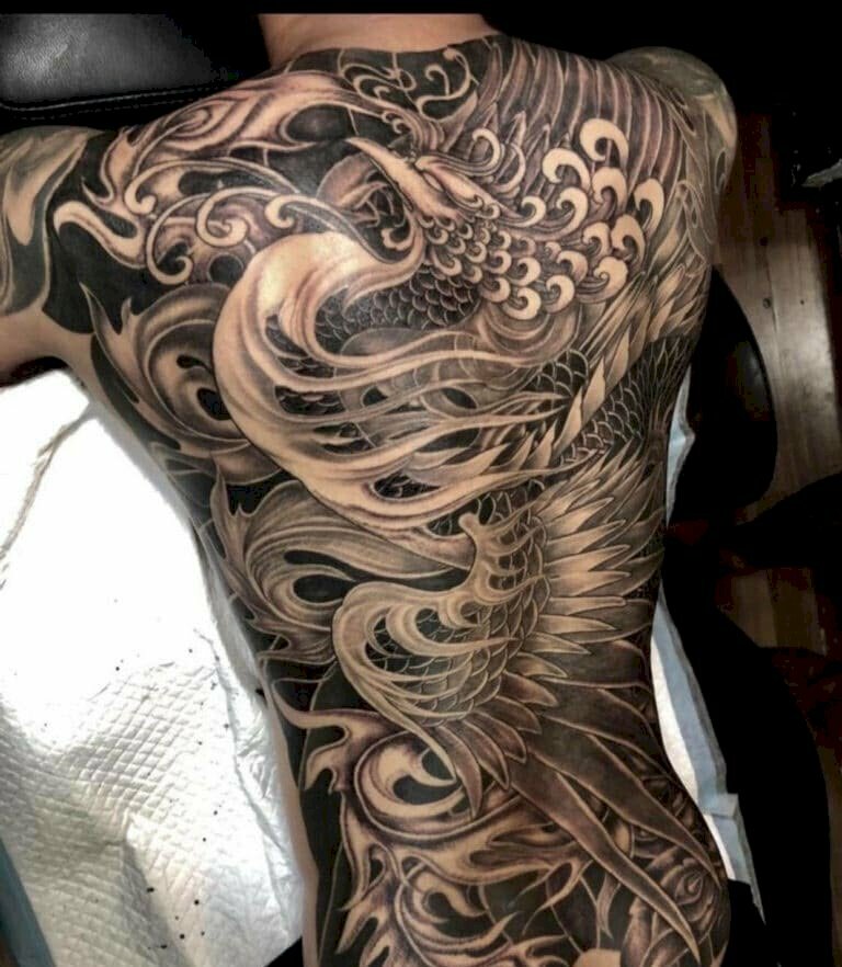 Hình xăm phượng hoàng màu mực đen kín lưng đàn ông