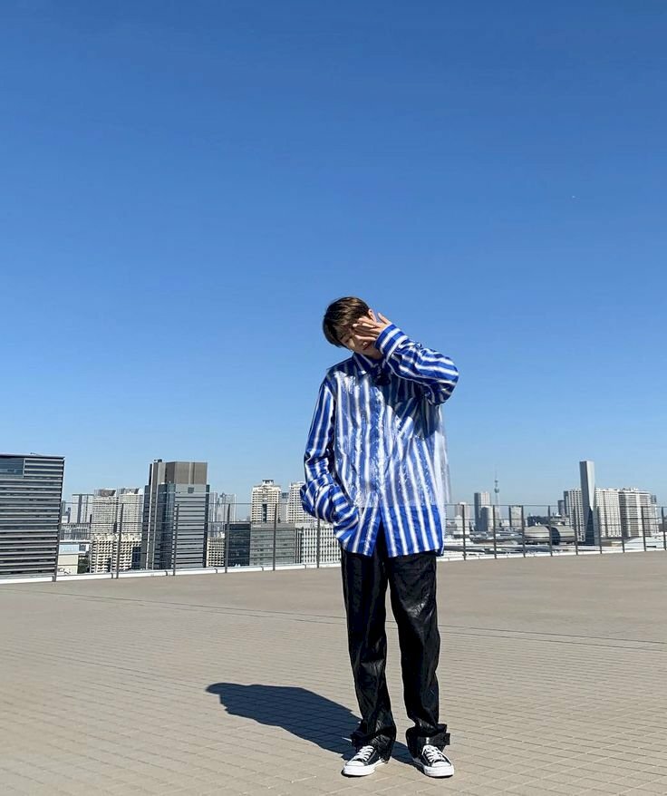 Kiểu chụp ảnh tạo dáng nam 1 nguyên người, 1 tay che mặt, 1 tay đặt ở túi quần đữa giữa bầu trời trong xanh nắng vàng