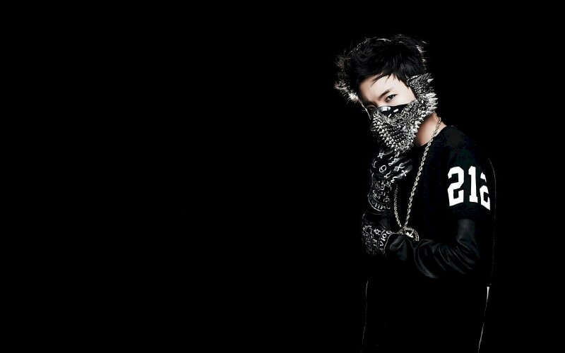 Kiểu tạo dáng nam chụp ảnh chất ngầu với nhiều phụ kiện đặc sắc kèm phong cách diễn ở đôi mắt rất sắc