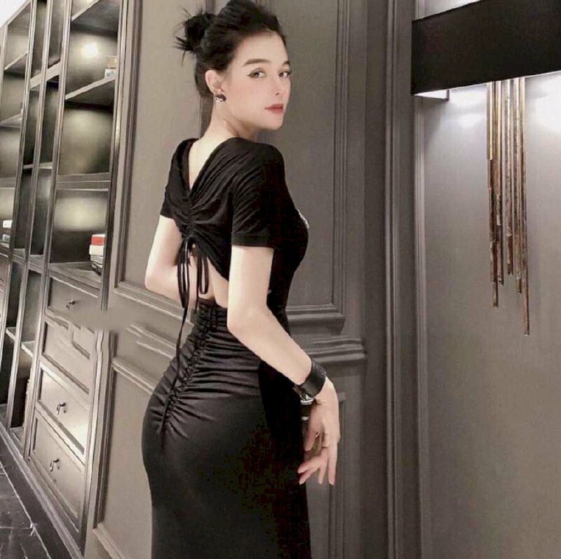 Kiểu tạo dáng váy body chụp xéo về phía sau 2 tay co tự nhiên mặt nhìn nghiêng về ống kính lộ đường cong gợi cảm