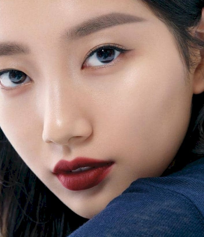 Tạo dáng chụp ảnh cận mặt cực xinh với đôi mắt đầy thần thái nhìn thẳng ống kính