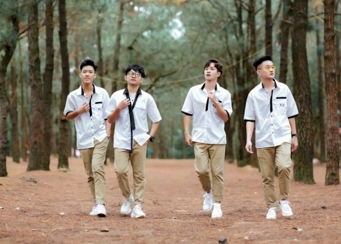 Tạo dáng chụp ảnh nam với nhiều kiểu dáng khác nhau trong bộ áo quần học sinh thích hợp dành cho nhóm bạn chụp ảnh kỷ yếu tuyệt đẹp