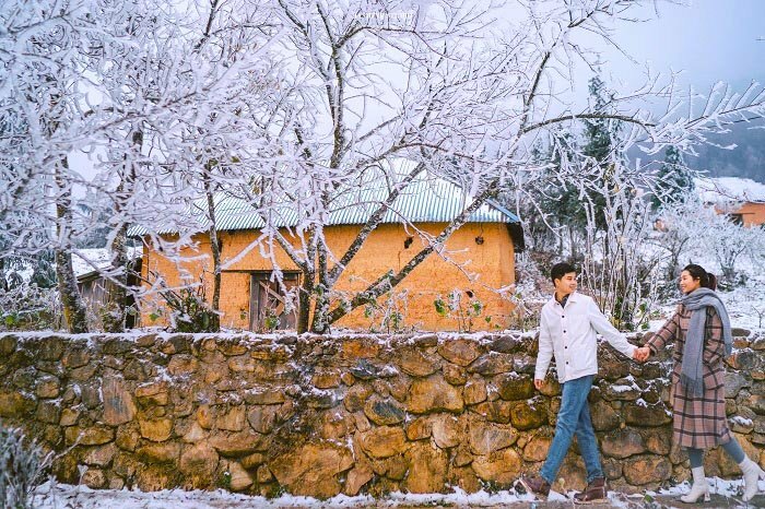 Kiểu tạo dáng ngọt ngào cho các cặp tình nhân đi chơi Sapa vào mùa Đông với tay trong tay bước đi tự nhiên