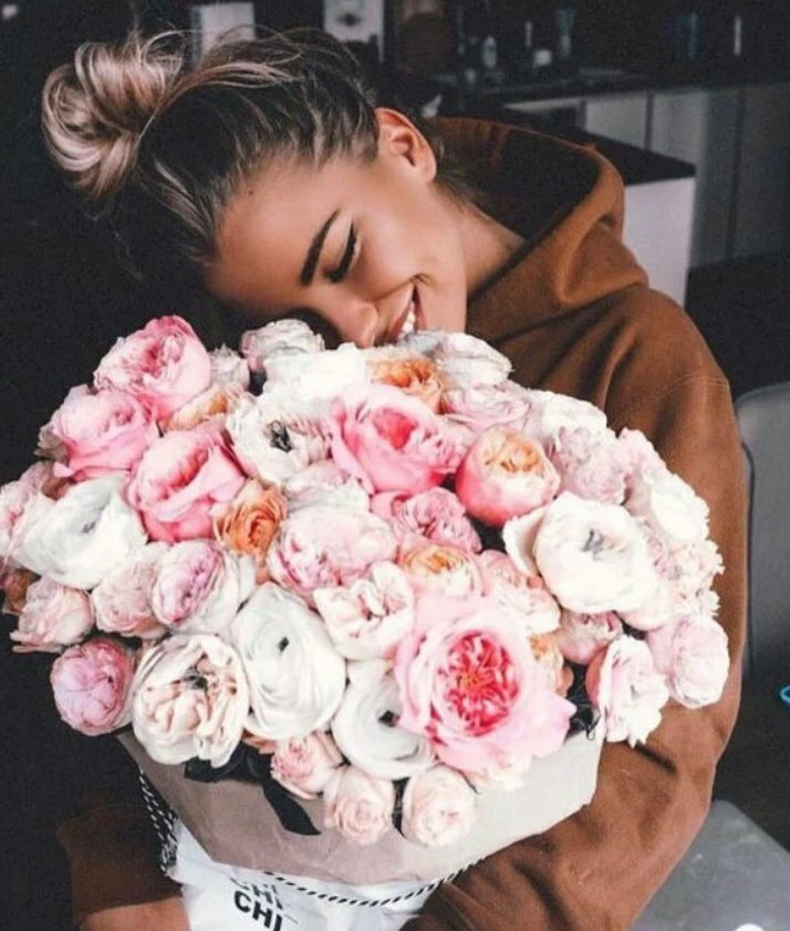 Tạo dáng vô gái đang ôm bó hoa hồng đẹp lung linh tươi cười tựa đầu vào bó hoa hồng, mắt nhắm nhẹ