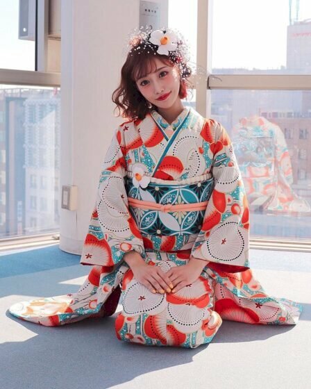 Tạo dáng ngồi trên gối theo phong cách của người Nhật 2 tay đặt lên đùi trong chiếc áo truyền thống Nhật Bản