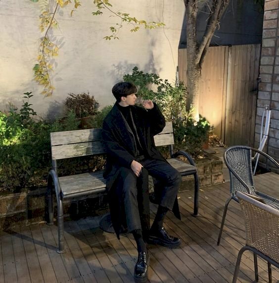 Bạn gầy nhưng bạn thích mặc trang phục màu đen thì đừng quên hãy mặc nhiều lớp và khoác chiếc áo măng tô ngoài, và để tạo dáng chụp ảnh thì hãy ngồi thoải mái lên ghế, tựa lưng vào thành ghế, đặt 1 chân trước, 1 chân sau, 1 tay hơi đưa lên và 1 tay thả xuống.