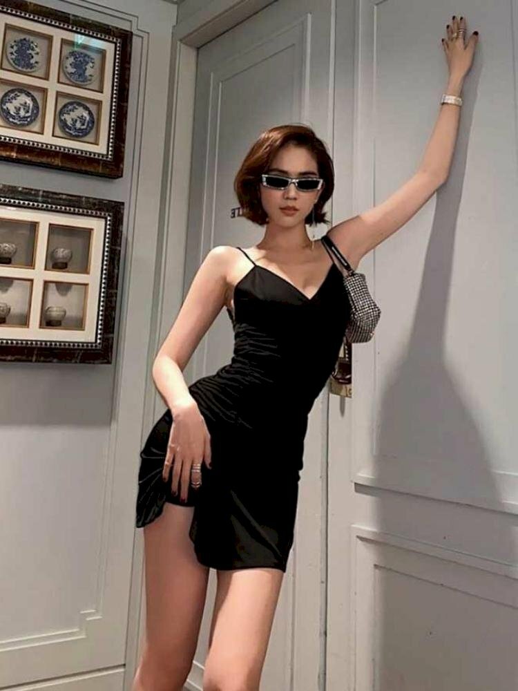Cách tạo dáng váy ngắn sexy với một tay chống tường một tay chạm nhẹ đùi, người nghiêng về phía tường