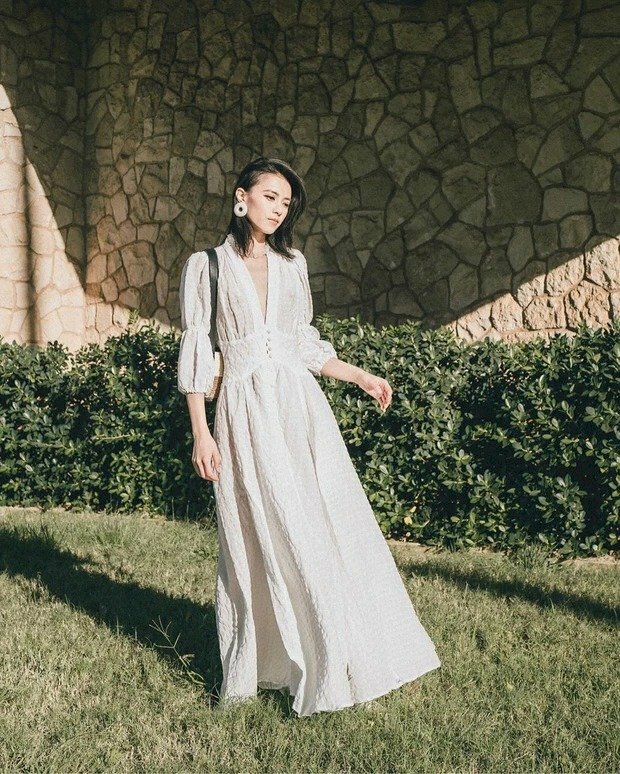 Cách tạo dáng với váy dài nhẹ nhàng thướt tha sang chảnh