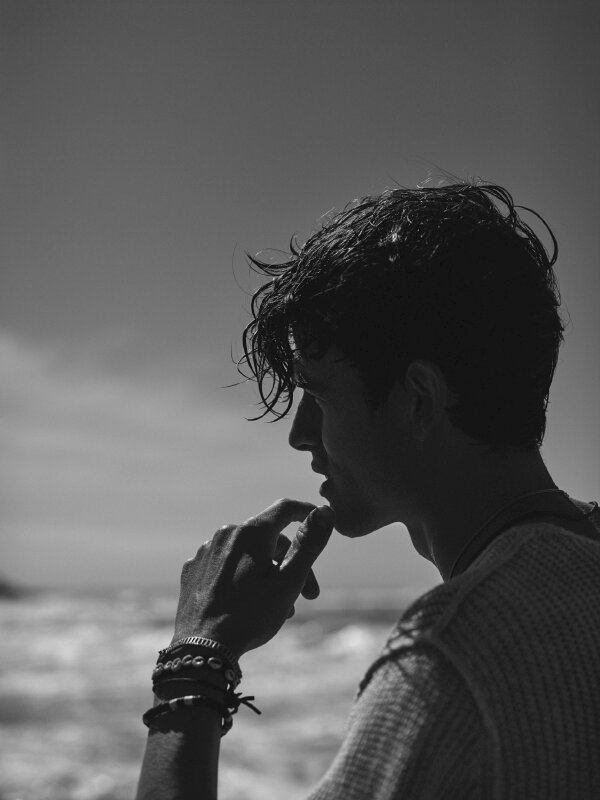 Kiểu tạo dáng nam chụp nửa người, tay chạm nhẹ vào cằm, chụp lấy góc nghiêng giữa biển