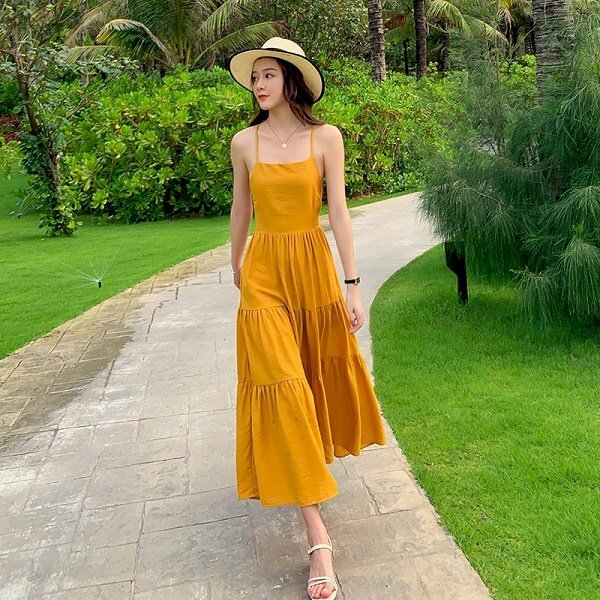 Kiểu tạo dáng nữ cùng chiếc váy dài phủ gối bước đi tự nhiên trên đường mắt nhìn nghiêng