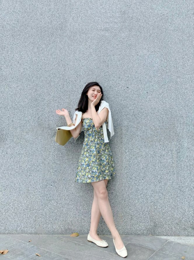 Kiểu tạo dáng nữ trong chiếc váy ngắn dựa tường tự nhiên tuyệt đẹp
