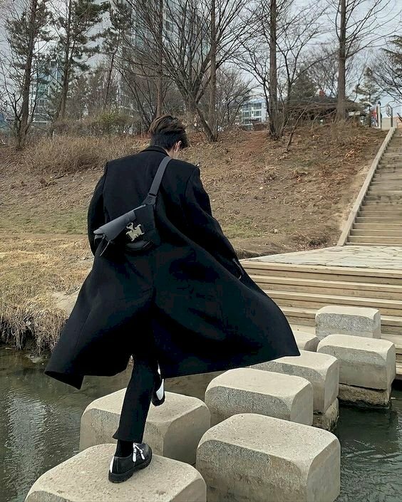 Cách tạo dáng chụp ảnh giấu mặt nam với cách quay lưng bước đi, chiếc áo măng tô dài tung bay, tạo nên vẻ đẹp cho bức ảnh.