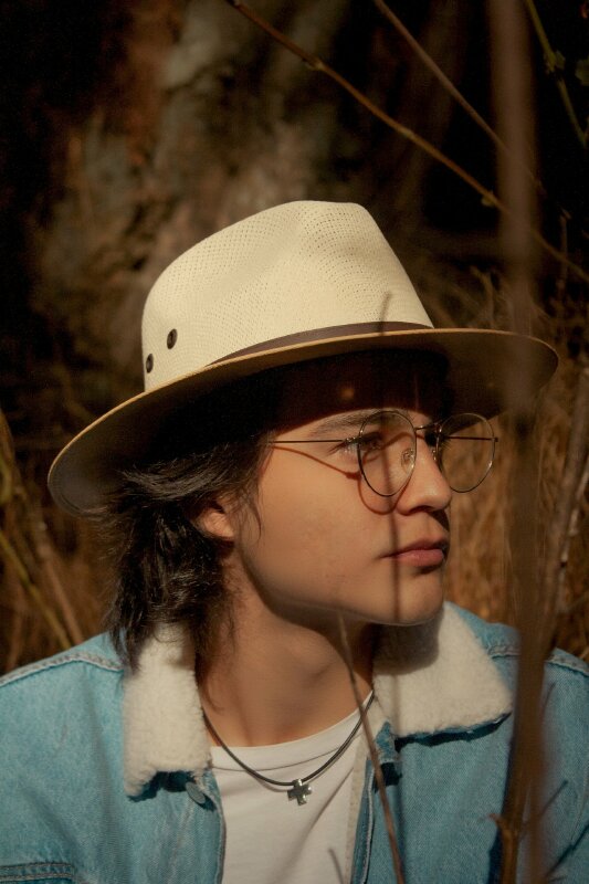 Kiểu chụp ảnh cận mặt nam dưới nắng tuyệt đẹp trong tư thế dáng tự nhiên, mặt quay ngang