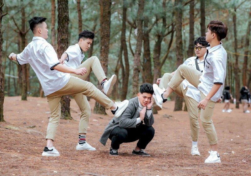 Tạo dáng hài hước lưu lại kỷ niệm dành cho nhóm học sinh nam với kiểu biểu diễn bắt nạt một bạn học sinh.