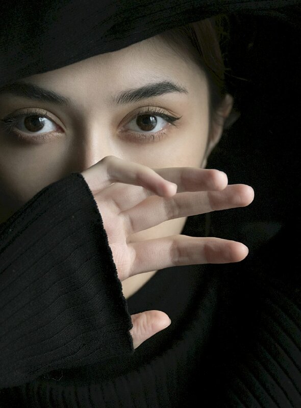 Tạo dáng che mắt chất ngất với đôi mắt thần thái thu hút người nhìn, ảnh chụp cận mặt tỏa nét cuốn hút