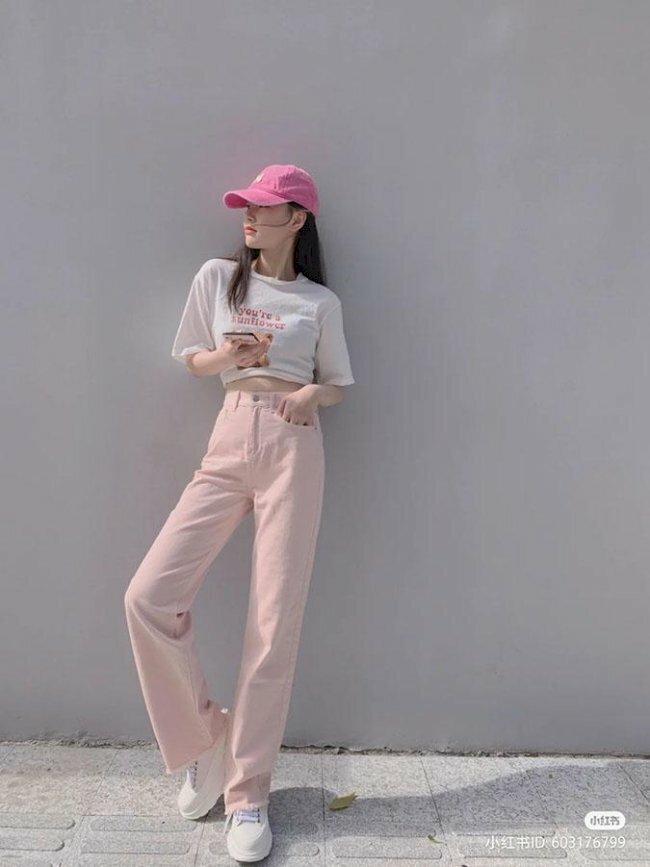 ách tạo dáng chụp ảnh đứng ngầu cho nữ với dáng đứng nghiêng người với 1 chân đá nhẹ về sau để tạo cảm giác thoải mái, tự nhiên.