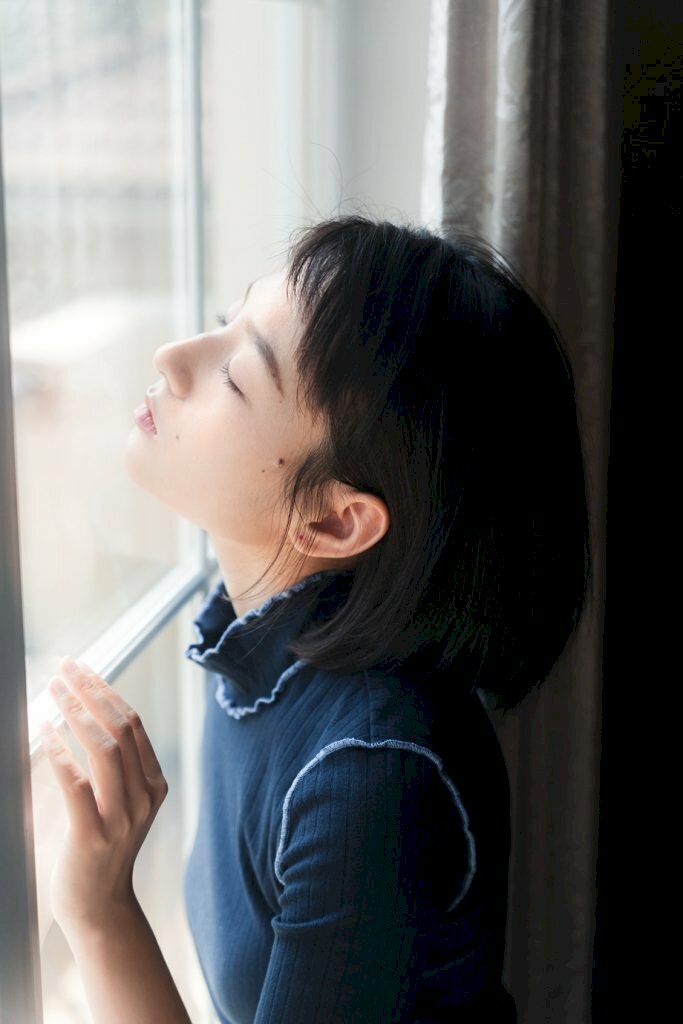 Cách tạo dáng chụp ảnh tại nhà bên cửa ô sổ cực kỳ thơ mộng dành cho các cô nàng có gương mặt hoàn hảo, mặt hơi nghiêng lên đưa mặt hướng sát ra cằm chạm vào cửa kính, 1 tay đặt nhẹ lên cửa là sẽ có một bức ảnh đẹp.