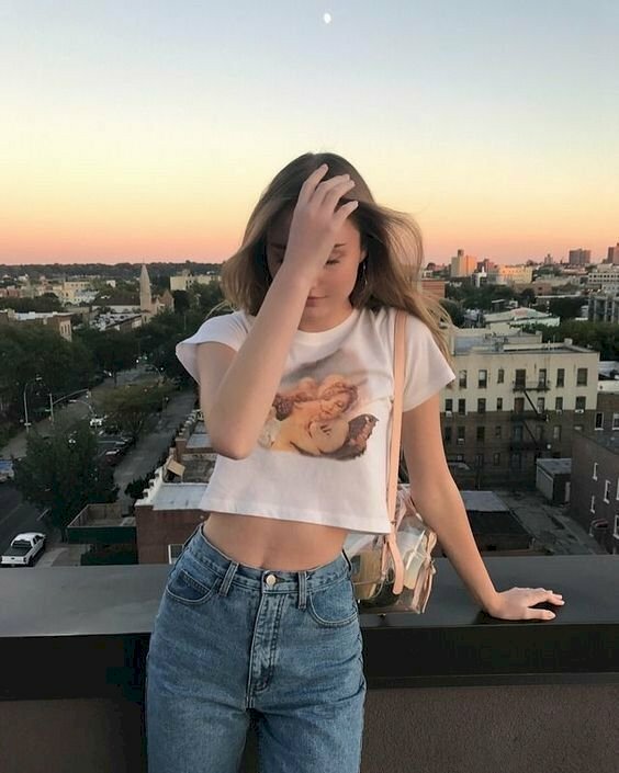 Cách tạo dáng chụp ảnh với áo croptop khi đứng dành cho các cô nàng dịu dàng nhẹ nhàng, với dáng này hãy đứng tựa mông vào lan can sân thượng, đặt 1 tay lên lan can, và 1 tay còn lại dịu dàng đưa lên vuốt tóc.