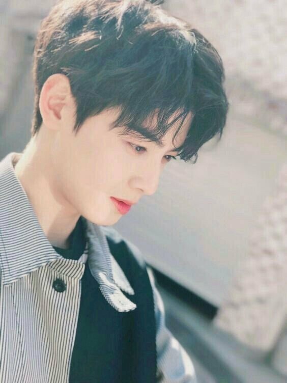 Tạo dáng chụp ảnh góc nghiêng nam đẹp bằng cách hơi cúi mặt xuống, gương mặt thoáng buồn, kết hợp với ánh sáng tự nhiên tạo nên một bức ảnh đẹp.