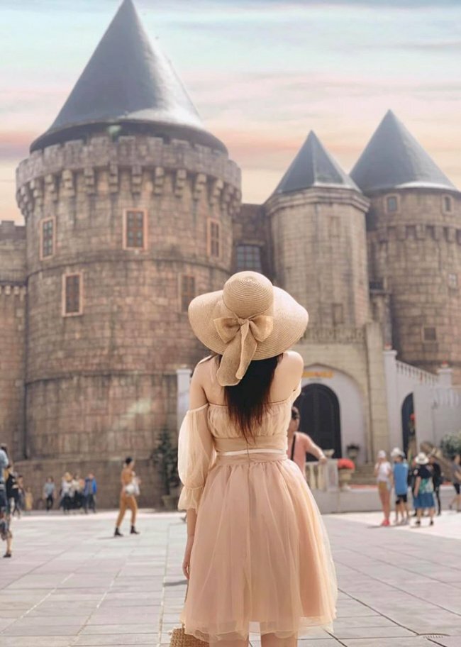 Cách tạo dáng chụp ảnh ở Làng Pháp với kiểu chụp hình quay lưng, với kiểu này hãy đứng xa quay lưng lại, đầu hơi ngước lên, khi chụp xa lấy được phía sau người cùng phía xa xa là những lâu đài đồ sộ tráng lệ. 