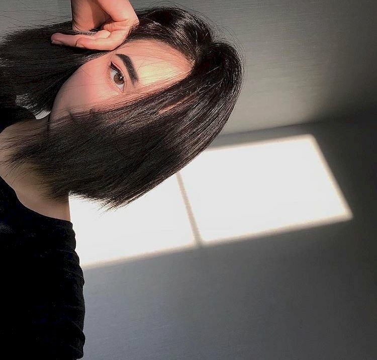 Cách selfie đẹp cho người không ăn ảnh là hãy chụp 1 nửa khuôn mặt, hãy chống 1 tay lên 1 bên thái dương, để mái tóc bung xõa che đi 1 nửa khuôn mặt, sẽ giúp bạn có bức ảnh tự sướng ngầu và đẹp.