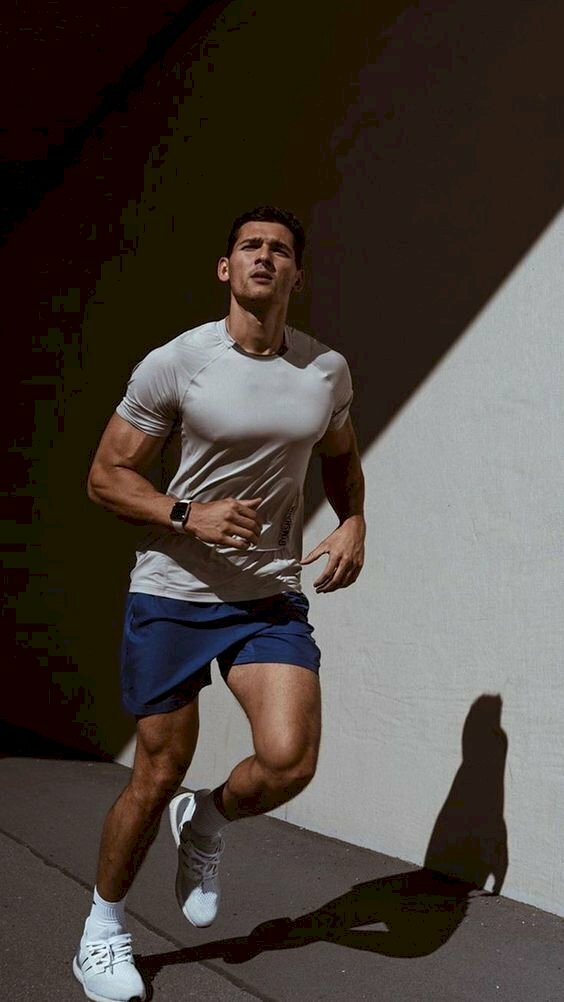 Cách tạo dáng chụp ảnh tập gym khi đang chạy bộ dưới ánh nắng với 2 tay đặt ngang hông, chân đang chạy, gương mặt ngước lên để có bức ảnh đẹp,