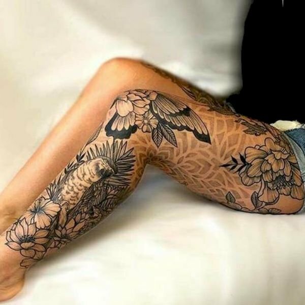 Hình xăm full chân hoa mẫu đơn trắng đen full 1 chân cho nữ