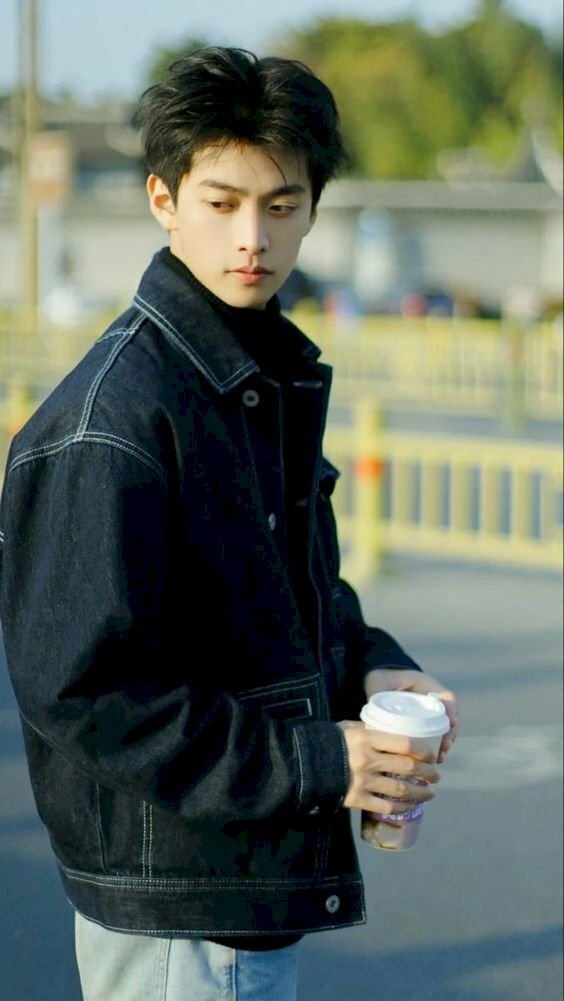 Với trang phục cá tính, tay đang cầm ly nước, bạn nam chỉ cần xoay đầu sang vai, hơi nhìn xuống để tạo góc nghiêng đẹp khi chụp ảnh.