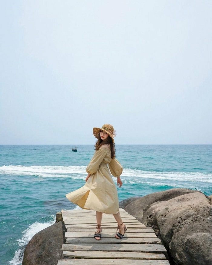 Cách tạo dáng chụp ảnh đẹp bãi Bụt bán đảo Sơn Trà, hãy đứng xoay người để váy tung bay khi đứng trước biển, để có được tấm ảnh đẹp nhất. 