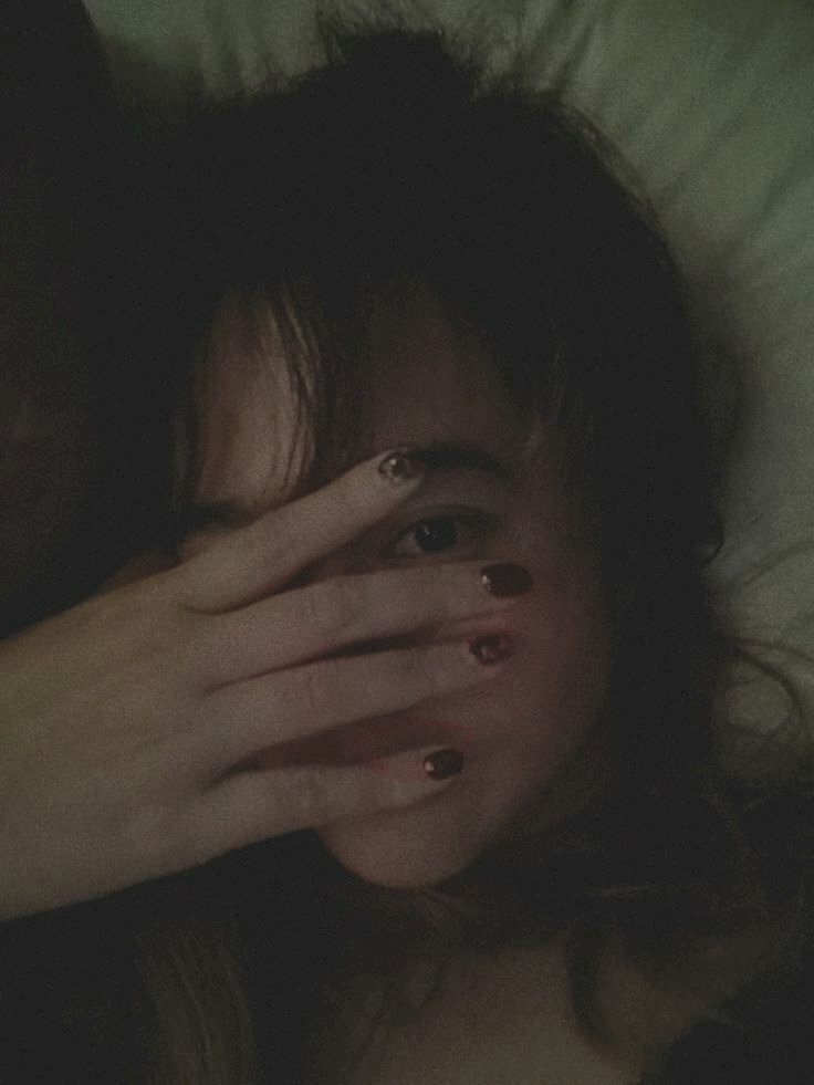 Cách selfie đẹp cho người không ăn ảnh bằng cách lấy tay che lên mặt, để chừa ra 1 mắt nhìn vào máy ảnh, như vậy bạn sẽ có được bức ảnh đẹp.