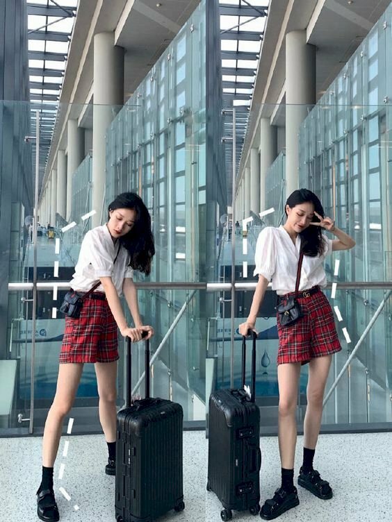 Cách tạo dáng cùng vali cực đẹp khi chụp ở sân bay dành cho nữ đơn giản với dáng đứng hơi nghiêng, dang chân bước rộng hơn vai, người hơi khom lên phía trước để đưa hai tay cầm vào vali, hoặc đứng trụ trên một chân, một chân bước nhẹ lên phía trước, một tay cầm vali và một tay tạo hình chữ V đưa lên mặt khi chụp ảnh.