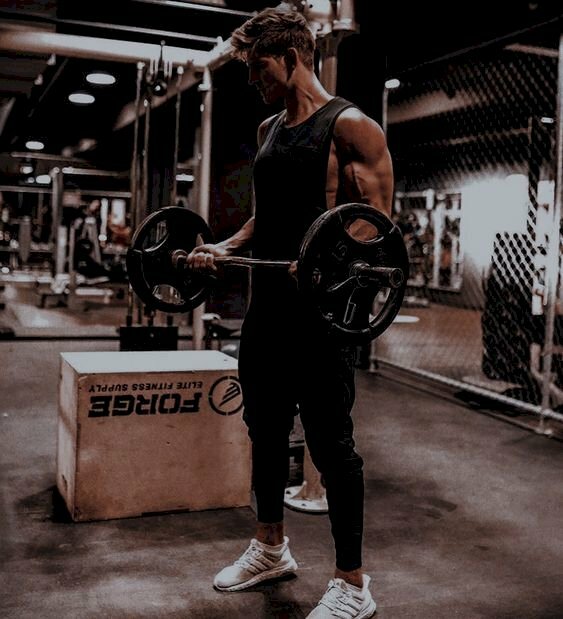 Cách tạo dáng chụp ảnh tập gym khi đang tập hít xà đơn với lòng bàn tay hướng về phía thân người, hai tay dang rộng hơn vai, cơ thể giữ thẳng, hơi ưỡn ngực ra, dùng lực từ cánh tay và vai kéo cơ thể lên cho đến khi đầu với xà ngang tầm.