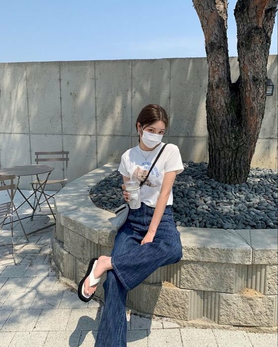 Cách tạo dáng chụp ảnh ngồi ngầu chất cho nữ bên bồn cây 