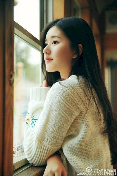 Cách tạo dáng chụp ảnh tại nhà bên cửa sổ với dáng đứng hoặc ngồi thẳng người tựa vào thành cửa sổ, với người hướng ra bên ngoài cửa, đặt 1 tay co lên chạm bên kia tóc, tay còn lại để vòng trước bụng.