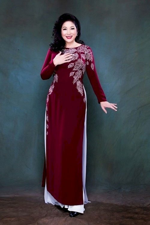 Trong bộ áo dài cổ tròn màu đỏ sẽ giúp quý cô trông thon gọn, nhẹ nhàng hơn, che bớt phần cổ đầy đặn, và khi tạo dáng chỉ cần bước nhẹ 1 chân trước, 1 chân sau, 1 tay đặt nhẹ trước ngực, 1 tay đưa nhẹ ra là sẽ có một bức ảnh đẹp.