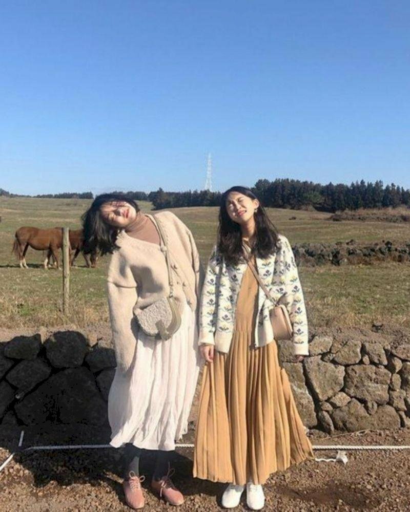 Tạo dáng chụp ảnh đôi bạn thân nữ quay lưng như đang ngồi tâm sự với nhau, phía trước là cánh đồng hoa lãng mạn.