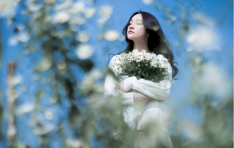 Cách tạo dáng chụp ảnh ở vườn hoa khi đứng với góc chụp từ dưới lên, với dáng này hãy đứng ôm bó hoa ngang ngực, mặt hơi ngước lên trên trời, xoay góc nghiêng mặt để có được gương mặt đẹp nhất khi chụp ảnh. 