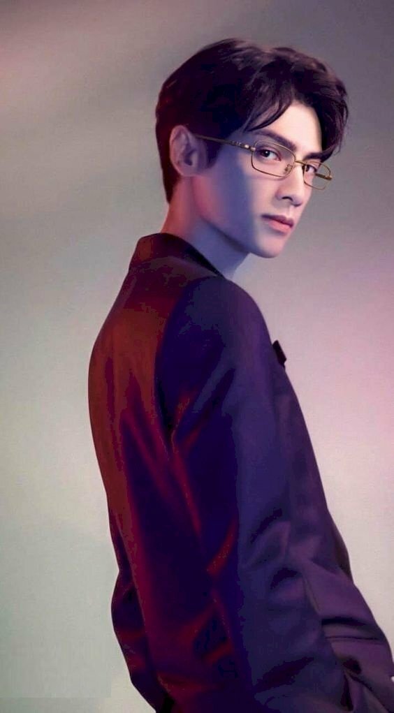 Tạo dáng chụp ảnh góc nghiêng nam mặc vest đẹp với dáng người đứng thẳng, lưng hơi ngã ra phía sau, hai tay cho vào túi quần, đầu quay nghiêng ngang vai và nhìn vào ống kính để chụp hình. 