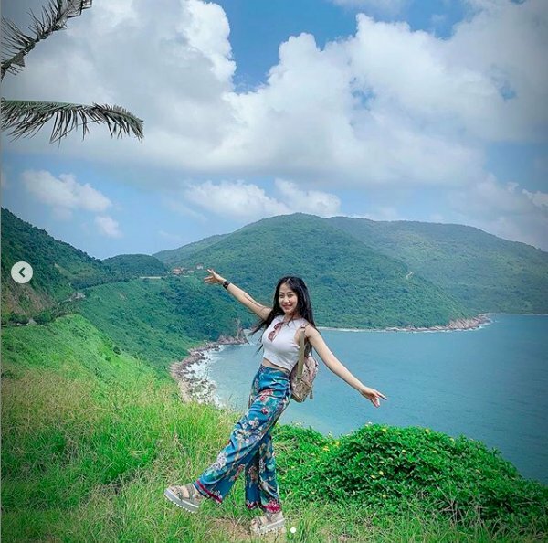 Một địa điểm giao hòa giữa núi rừng và biển cả ở bán đảo Sơn Trà bạn sẽ dễ dàng chụp được bức ảnh đẹp như hòa vào thiên nhiên, hãy đứng trụ trên 1 chân, đưa 1 chân lên phía trước, dang rộng hay tay tạo thành đường thẳng xéo từ dưới lên trên, cuối cùng hãy cười thật tươi để có bức ảnh đẹp.