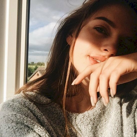 Cách selfie đẹp cho người không ăn ảnh bằng cách chụp 1 bên gương mặt, để đầu hơi nghiêng về 1 bên và lấy tay che từ nửa cằm lên má.