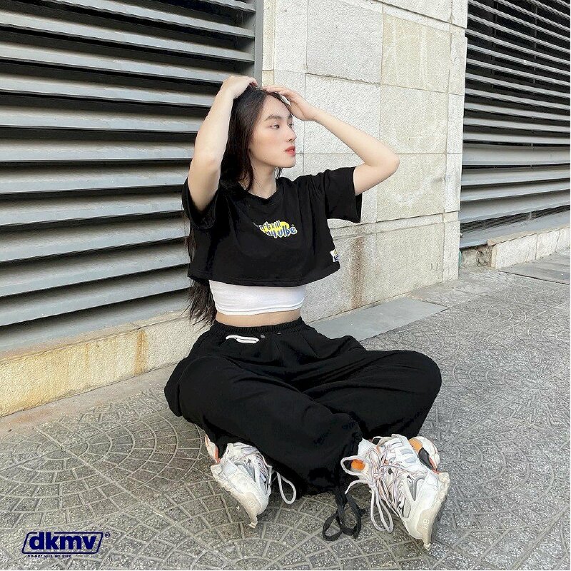 Cách tạo dáng chụp ảnh với áo croptop cá tính với kiểu ngồi bệt xuống và hai chân bắt chéo nhau, hãy ngồi thẳng lưng, đưa hai tay đặt lên đầu như đang vuốt tóc