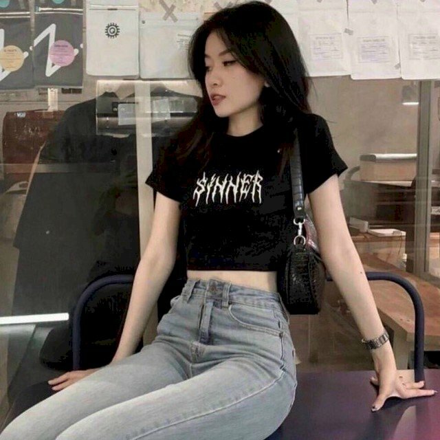 Cách tạo dáng chụp ảnh với áo croptop khi ngồi trên ghế giúp các nàng che được các khuyết điểm như chân ngắn, bụng hơi to, bằng cách ngồi thẳng lưng đặt hai tay chống sau ghế làm điểm tựa để hơi ngả người ra sau.