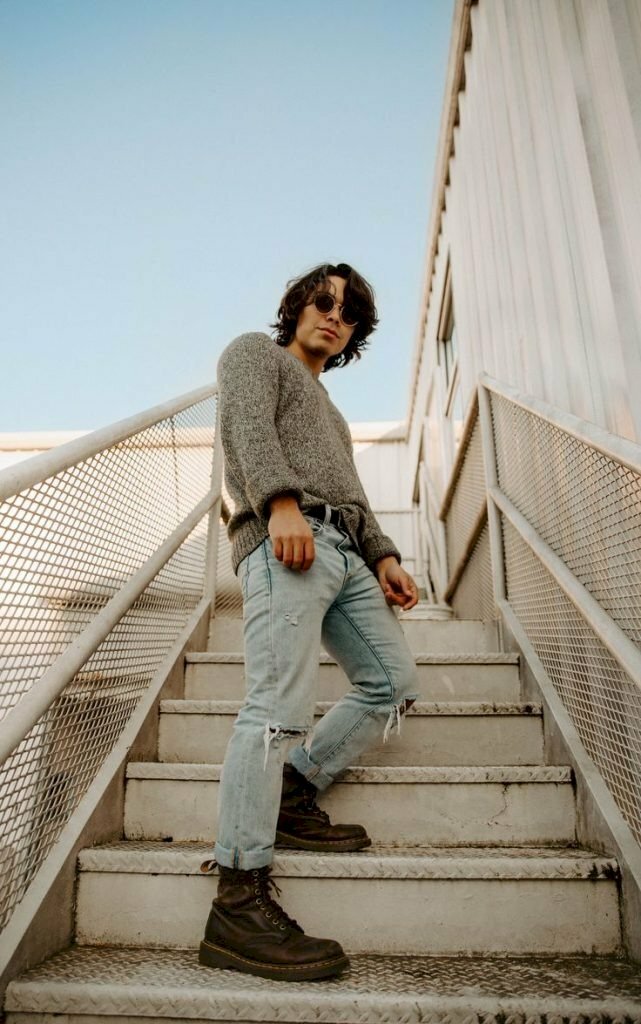 Mẫu tạo dáng chụp ảnh nghiêng, chân đứng trên các bậc cầu thang, hay tay buông, mặt cool ngầu