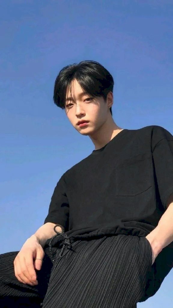 Mẫu tạo dáng chụp góc xiên từ dưới lên để tránh mọi vật cản xung quanh, đổ dồn sự chú ý vào trang phục và biểu cảm