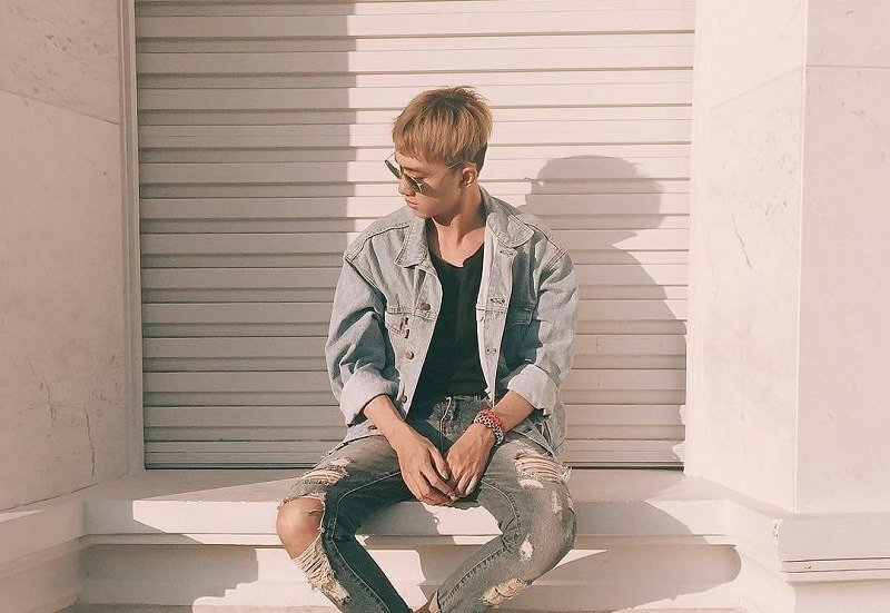 Mẫu tạo dáng cool ngầu tạo quay chếch lưng 45 độ, nhìn qua vai theo một hướng