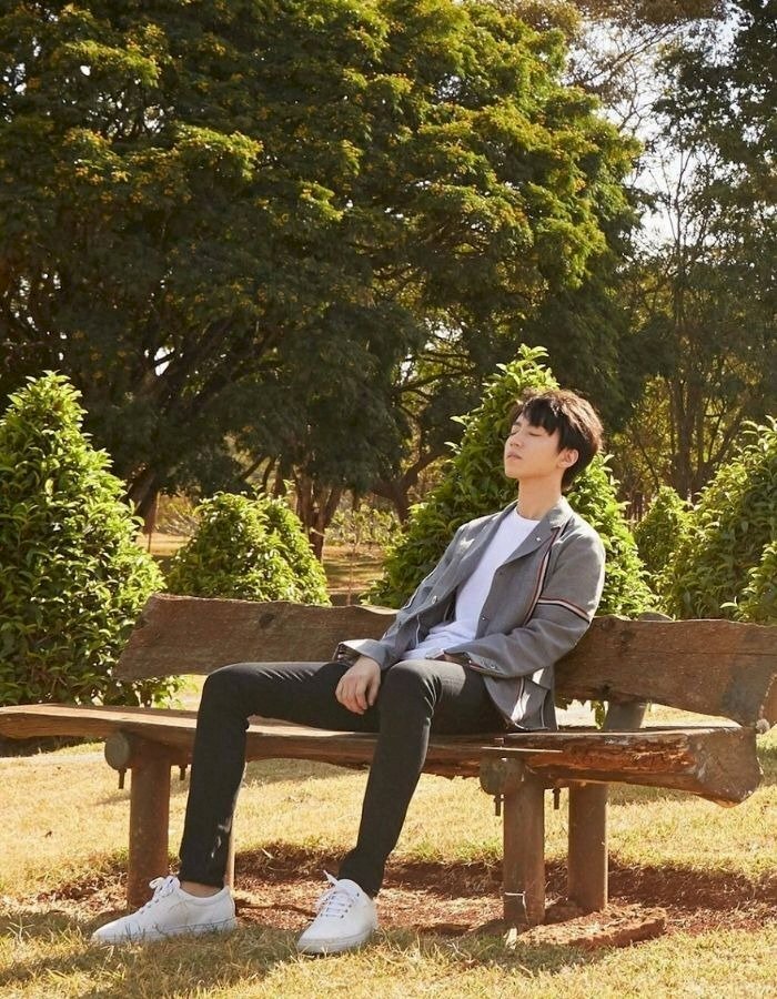 Mẫu tạo dáng chụp ảnh ngồi thả hồn cùng thiên nhiên, lạnh lùng, cool ngầu