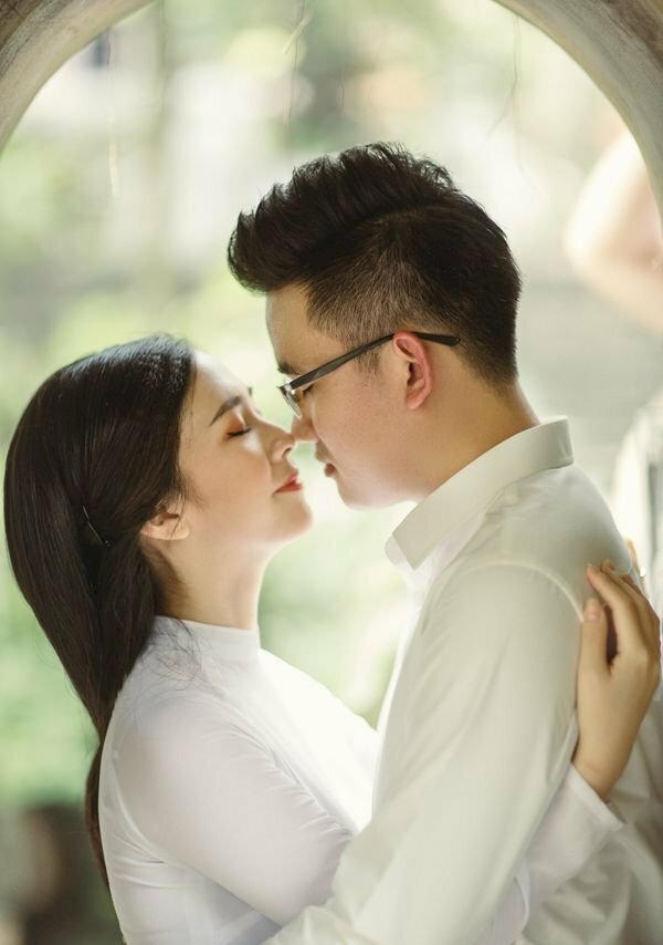 Tạo dáng mặt hướng về nhau với cái ôm lãng mạn 