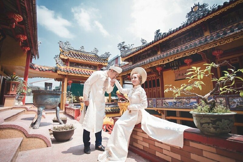 Tạo dáng một nụ hôn thật nhẹ nhàng vào tay nàng